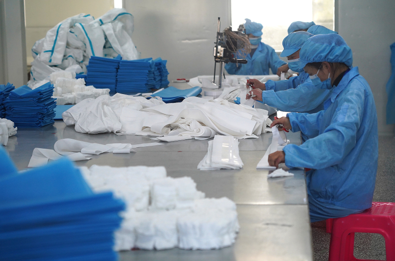 江西開足馬力保供應 防護用品生產一線助力醫護安全
